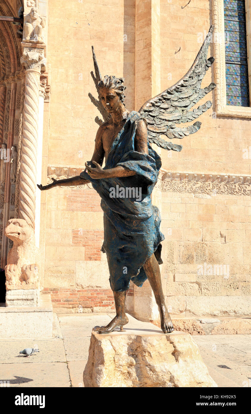 Angel statue à l'entrée de la cathédrale - Duomo di Verona Banque D'Images