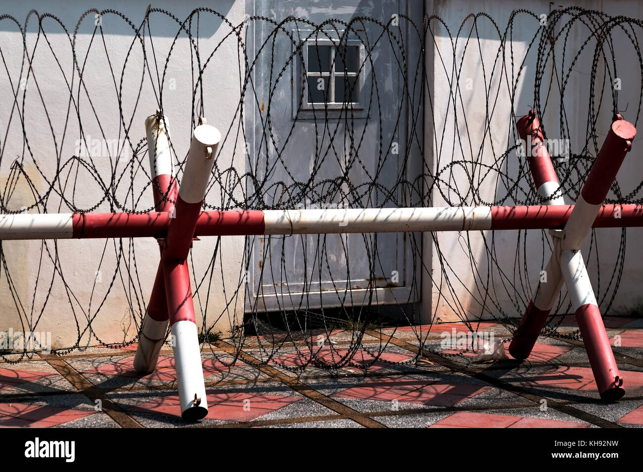 Barb Wire sur l'entrée de la zone à accès limité Banque D'Images