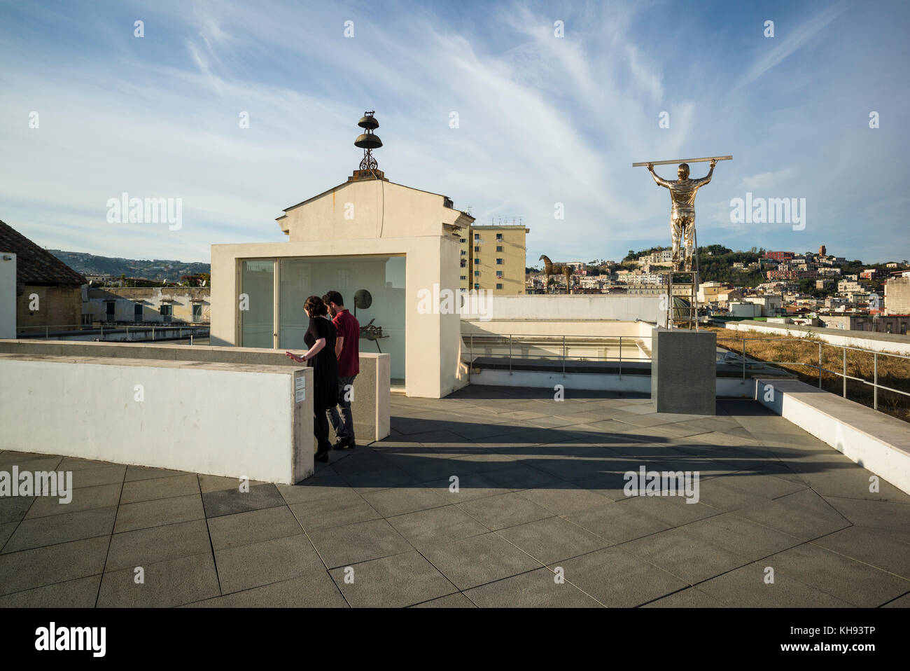 Naples. L'Italie. MADRE Museo d'Arte Contemporanea Donnaregina, musée d'art contemporain, terrasse sur le toit avec la sculpture l'homme mesurant les nuages, par Banque D'Images