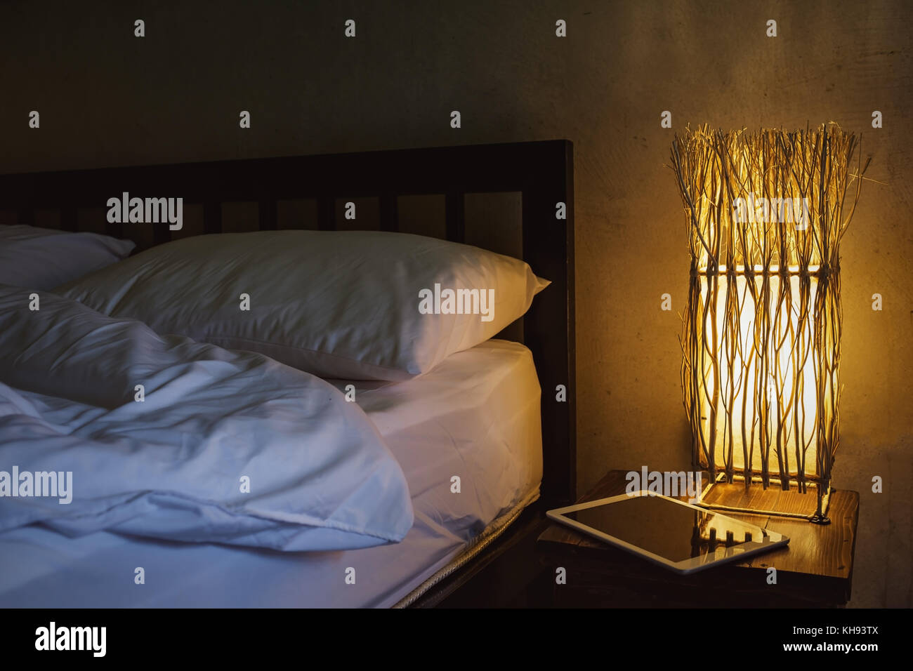 Une chambre confortable avec un lit double et d'une tablette. Travailler à la maison dans des conditions confortables. Banque D'Images