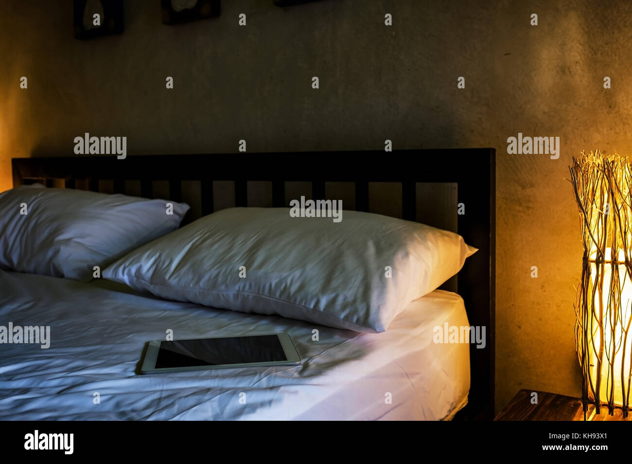 Une chambre confortable avec un lit double et d'une tablette. Travailler à la maison dans des conditions confortables. Banque D'Images