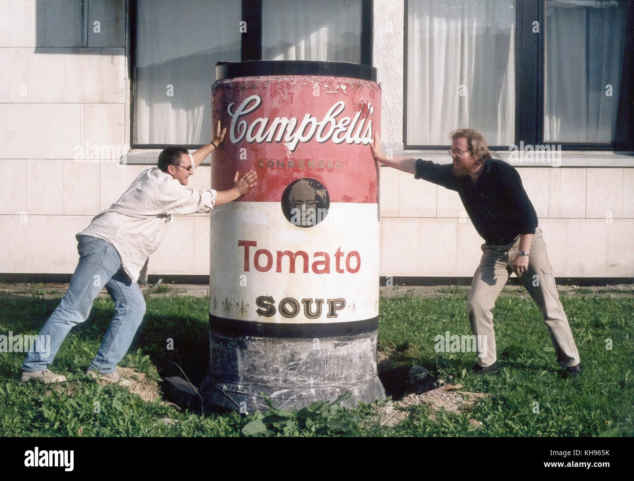 À propos de Warhola, Fernsehdokumentation, Deutschland 2001, Regie : Stanislaw Mucha, Szenenfoto mit Warhols Campbells Dose Soupe aux tomates Banque D'Images