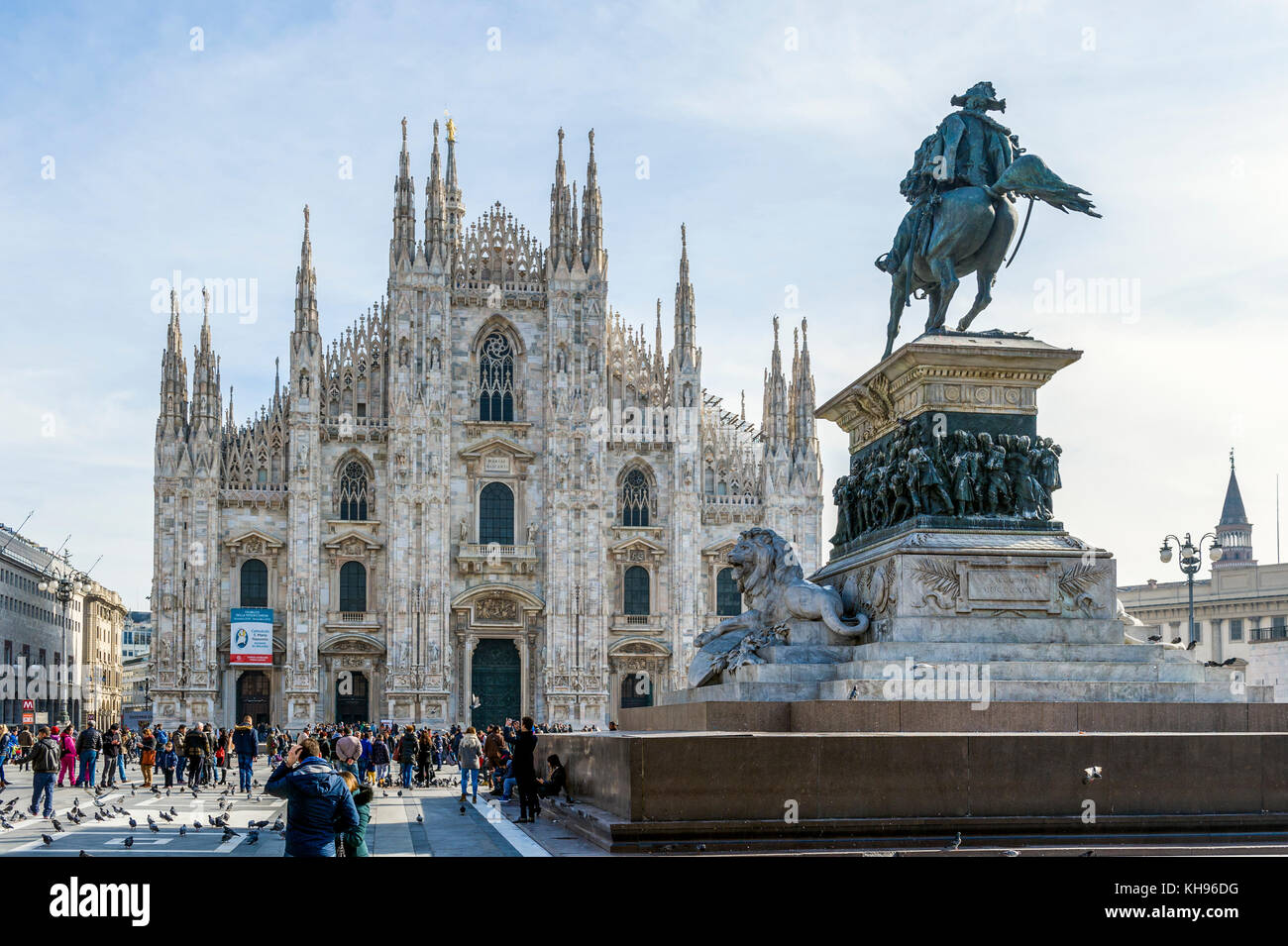 L'Italie. La Lombardie. La cathédrale de Milan, le Duomo di Milano, l'une des plus grandes églises au monde avec la statue équestre du roi Victor Emmanuel II Banque D'Images