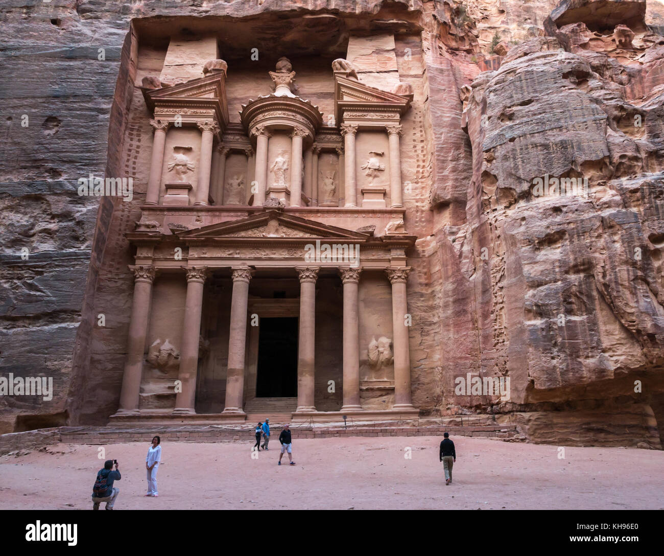 Grès rose du Trésor nabatéen, Al Khazneh taillé dans l'rock face tôt le matin avec la prise d'une photo de touriste, Petra, Jordanie, Moyen-Orient Banque D'Images