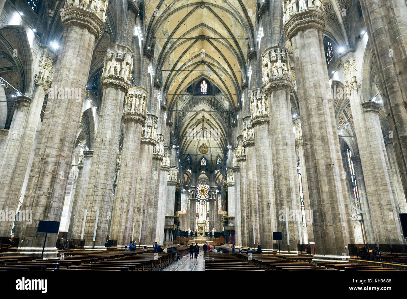 Europe. Italie. Lombardie. Cathédrale de Milan, Duomo di Milano, l'une des plus grandes églises du monde. La nef Banque D'Images