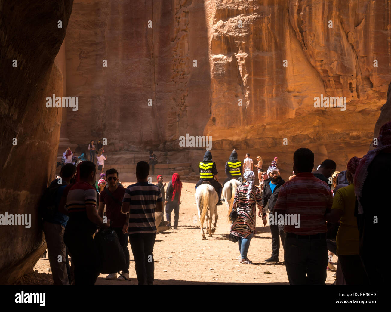 Monté sur des chevaux de la police jordanienne a culminé avec l'équitation chapeaux hors de la Siq gorge, le Conseil du Trésor, Petra, Jordanie, Moyen-Orient occupé par les touristes Banque D'Images