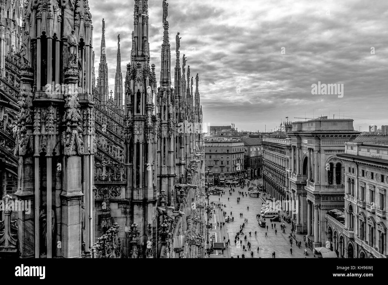 L'Italie. La Lombardie. La cathédrale de Milan, le Duomo di Milano, l'une des plus grandes églises du monde. Les clochers de la cathédrale (Duomo). Banque D'Images