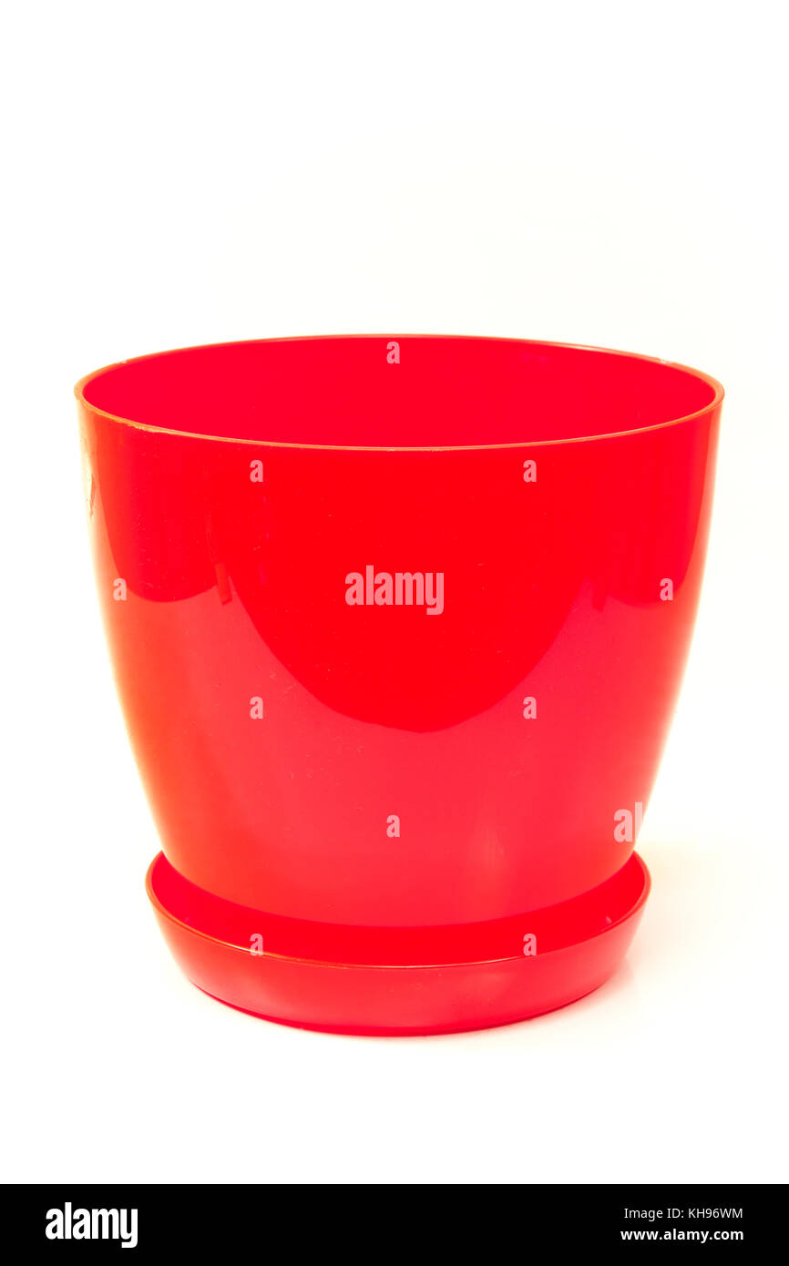 Pot de fleurs en plastique rouge isolé sur fond blanc Banque D'Images