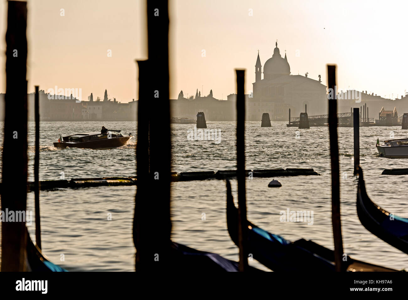 Italie. Venetie. Venise. Le lagon et la basilique Santa Maria Della Salute // Italie. Venetie. Venise. Le lagon et la basilique Santa Maria Della sa Banque D'Images