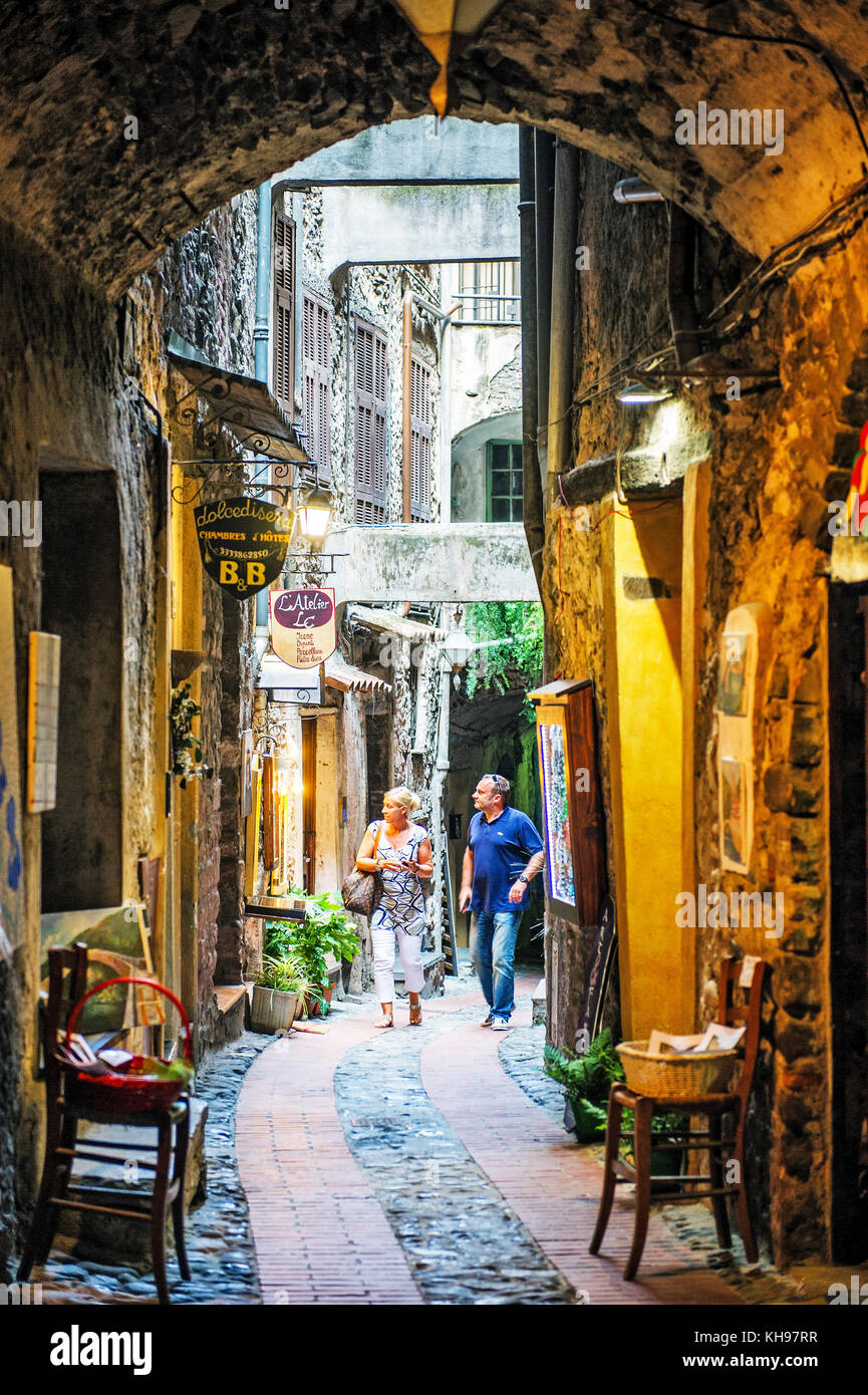 Italie. Ligure. Village de Dolceacqua. Ruelles du village // Italie. Ligure. Dolceacqua. L'allée dans le village Banque D'Images