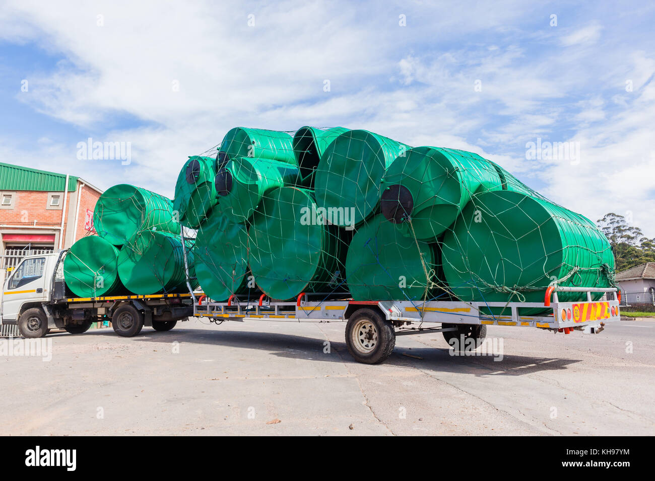 Camion et remorque avec de grands réservoirs d'eau en plastique pour la livraison. Banque D'Images