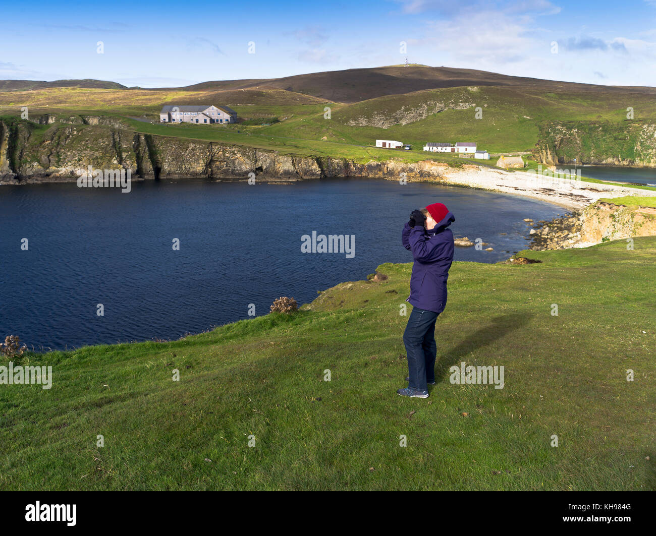 dh Birdwatcher BU NESS FAIR ISLE jumelles observant l'observatoire ornithologique Oiseaux observation de la confiance nationale île South Haven Twitching ecosse Banque D'Images