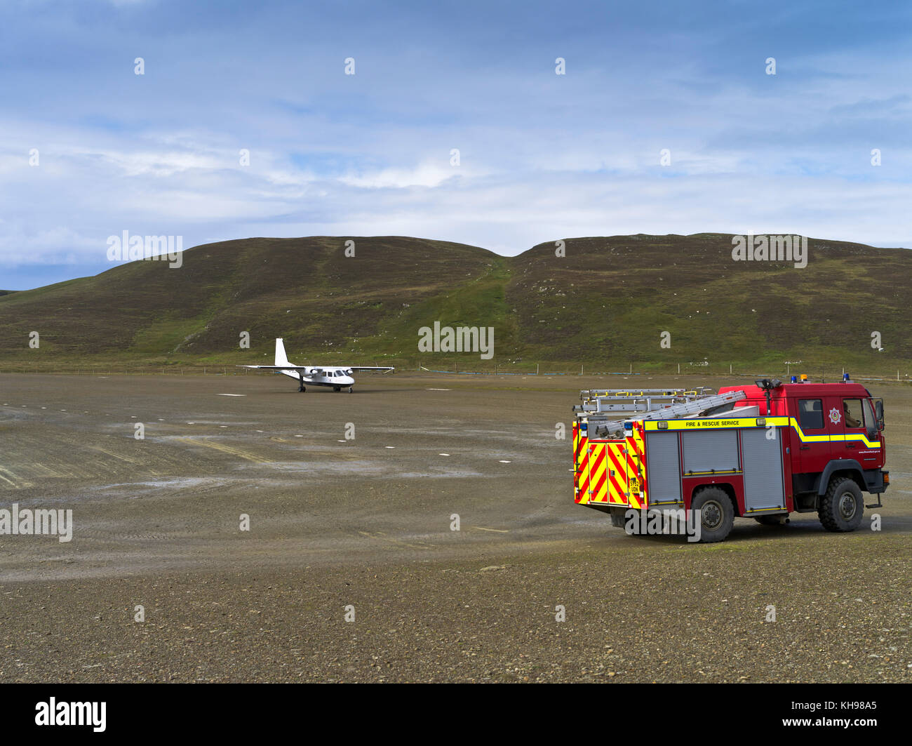 dh FAIR AÉROPORT D'ISLES FOIRE ISLE Loganair Islander avion turboprop Piste de décollage de l'avion de secours d'un moteur d'incendie aérodrome aérodrome d'écosse Banque D'Images