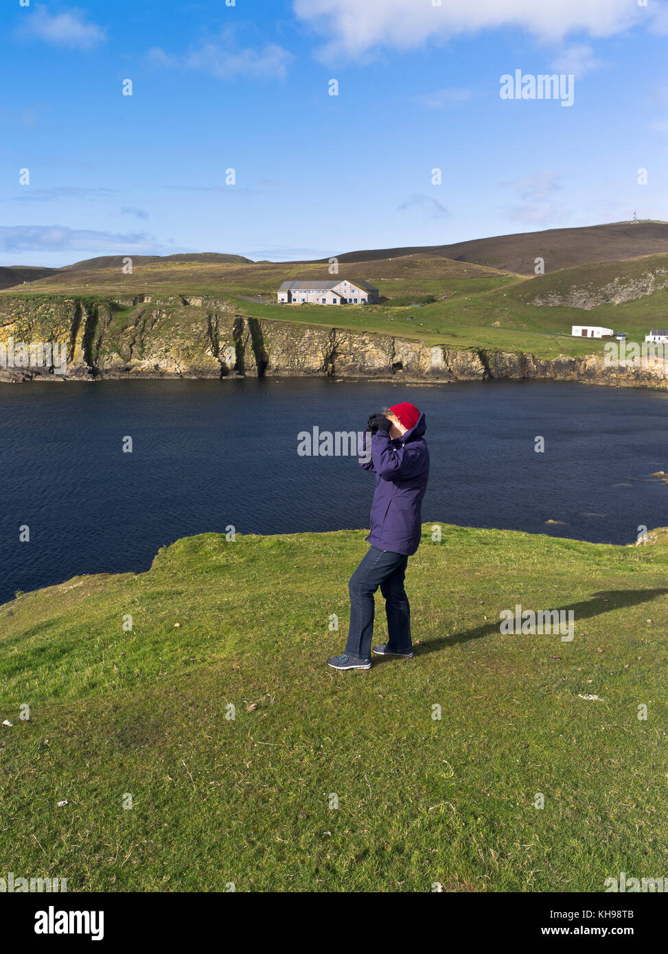 dh ornithologue Observatoire des oiseaux BU NESS FAIR ISLE Woman Bird observation des oiseaux avec des jumelles, observation des oiseaux en train de twatcher en écosse Banque D'Images