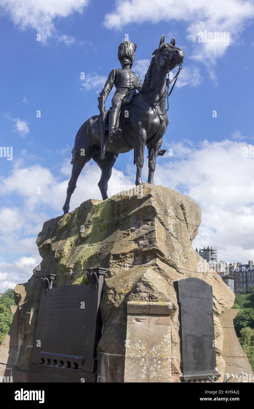 Le Royal Scots Greys Monument statue sur West Princes Street Edinburgh Scotland représentant un Bronze Équestre D'UN SOLDAT Royal Scots Dragoon Banque D'Images