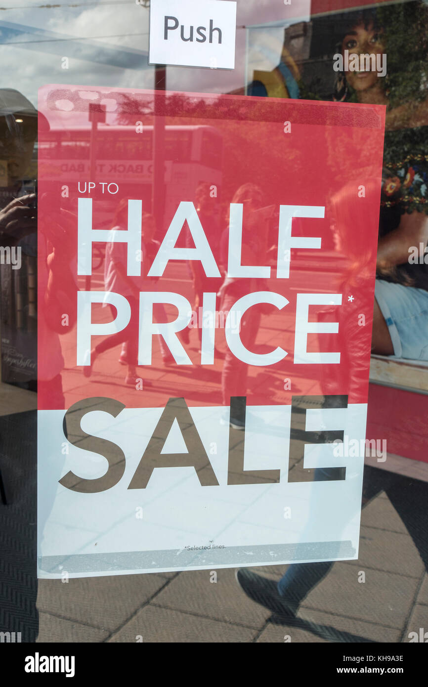 Magasin de vente au détail Boutique Moitié prix vente affiches de fenêtre publicité une vente d'été à Édimbourg en Écosse Banque D'Images