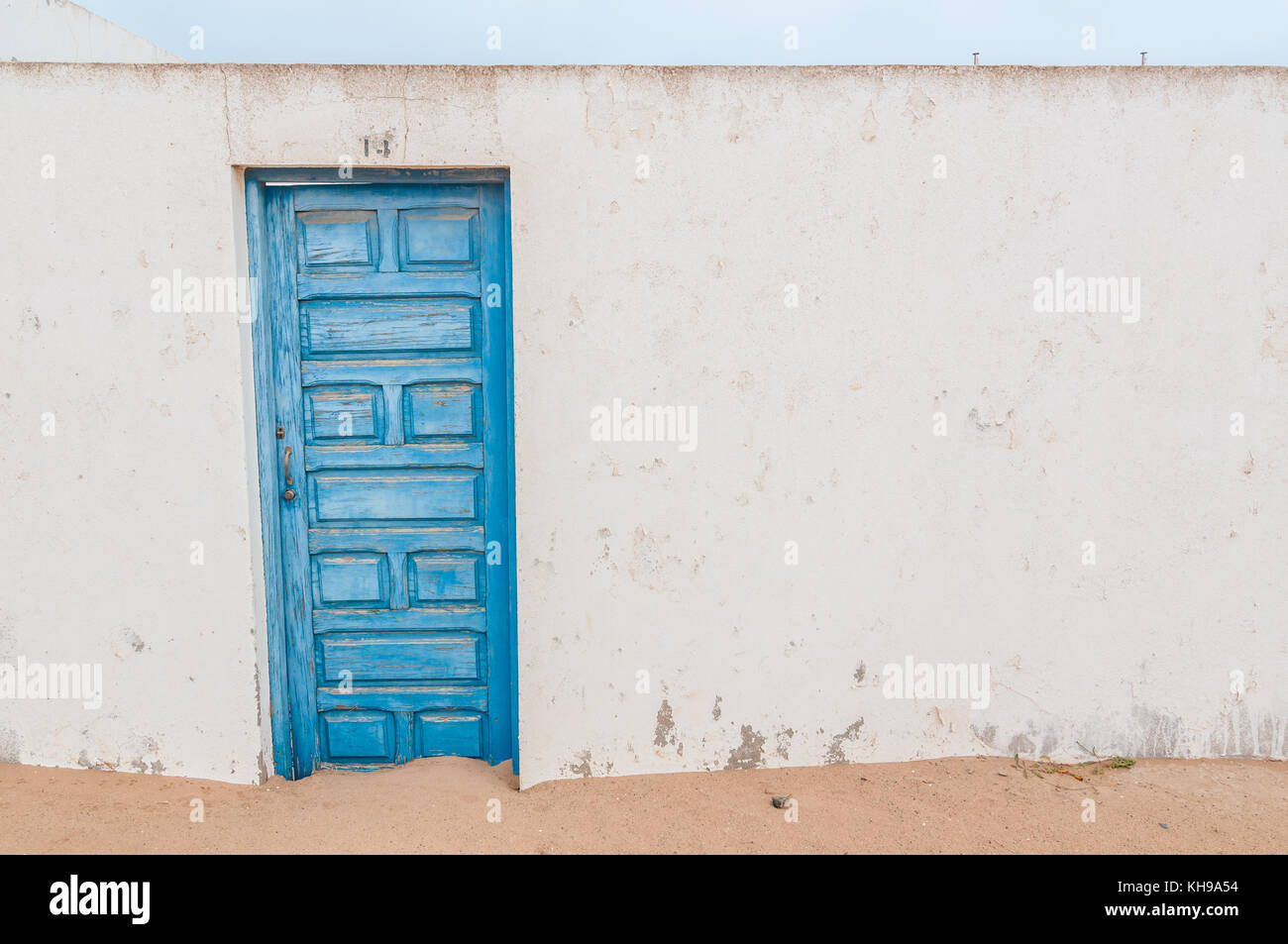 Vue d'une porte bleue dans une rue typique de la Caleta del Sebo, La Graciosa, îles de Canaries, Espagne Banque D'Images