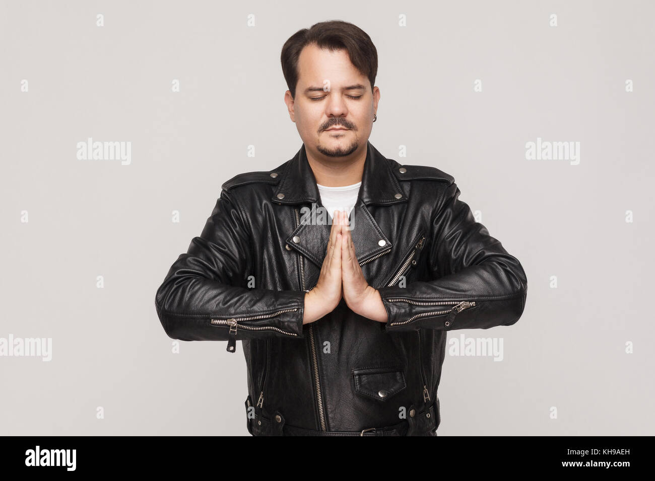 Concept de l'harmonie et de détente homme brutal. mudram. paix studio shot Banque D'Images