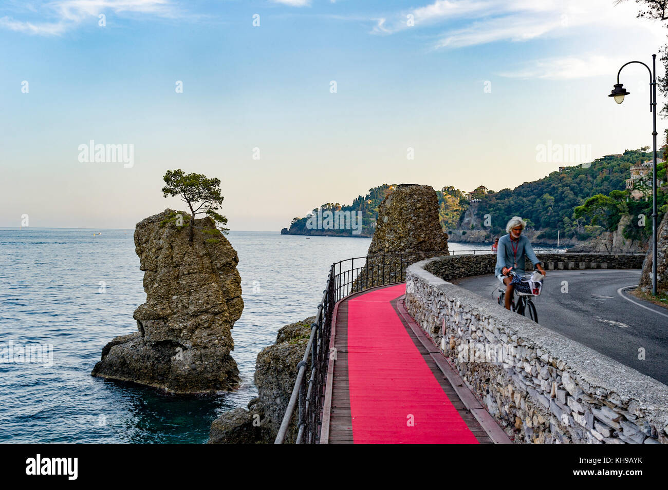 Europe. Italie. Ligurie. Golfe du Tigullio, Riviera italienne. Le tapis  rouge reliant Rapallo à Portofino et le rocher de Cadrega Photo Stock -  Alamy