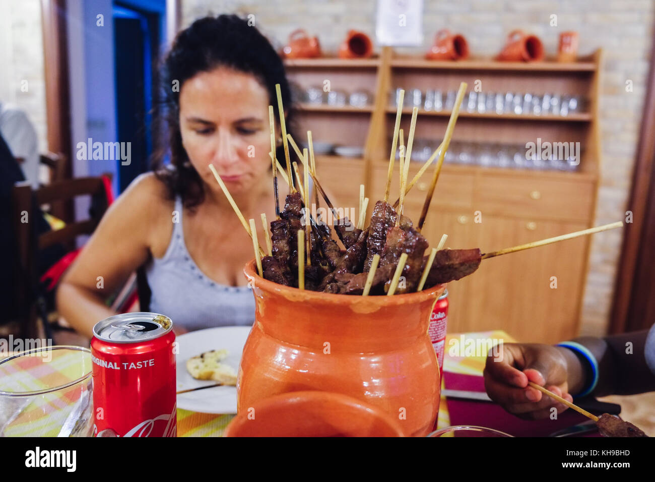 L'enfant et sa maman manger une nourriture traditionnelle du sud de l'Italie appelé arrosticini. Santo Stefano, Cammino dei Briganti. Les promenades de brigands Banque D'Images