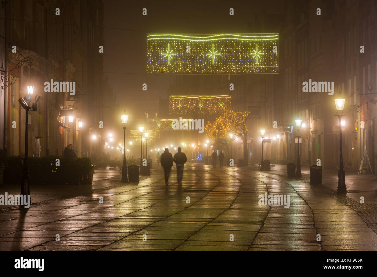 Le long lane à Gdansk la nuit, l'un des plus remarquables attractions touristiques de la ville. La Pologne. Banque D'Images