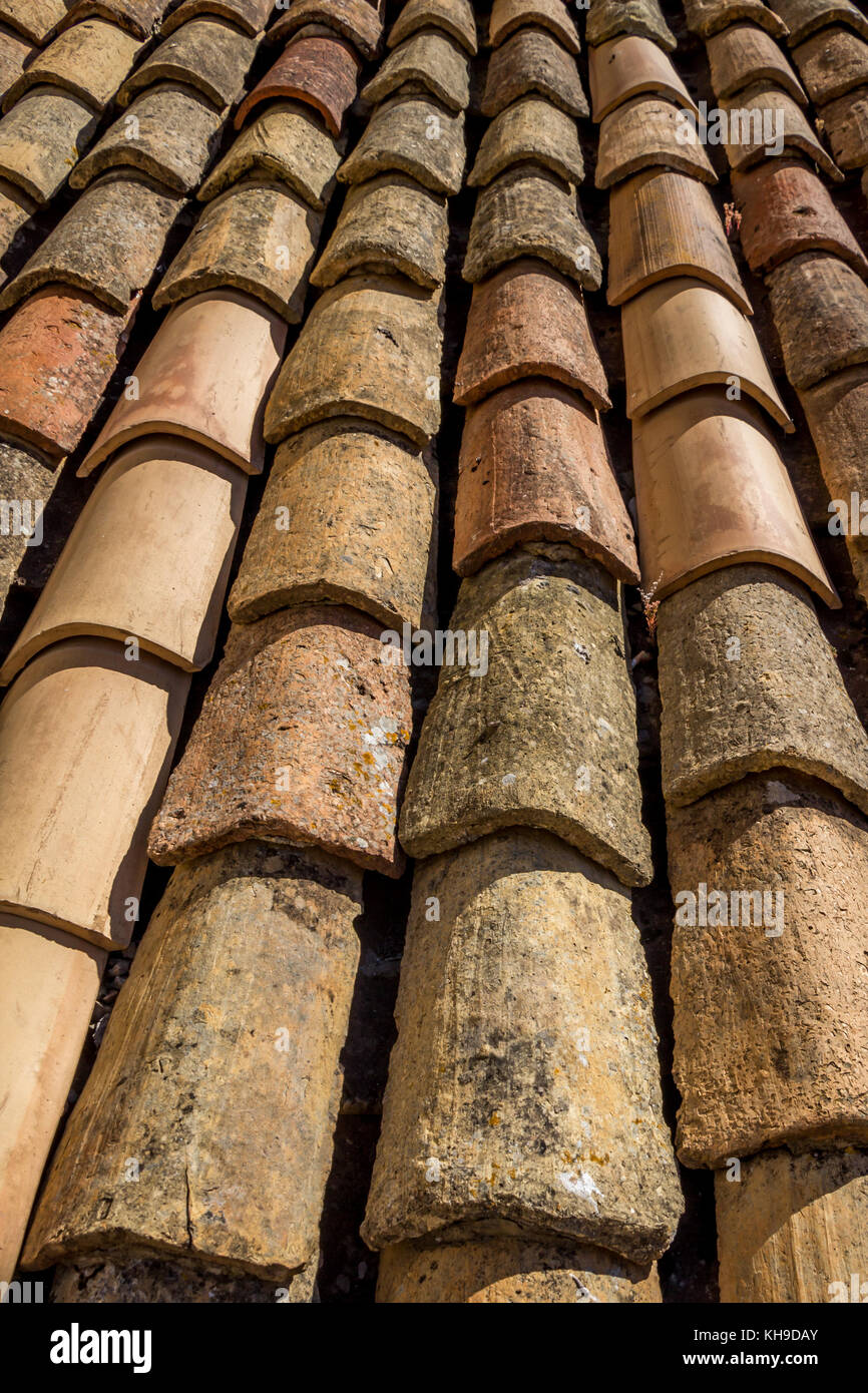 Alignés rangées de tuiles en terre cuite, la vieille ville de Dubrovnik. Plusieurs nouvelles tuiles montrent le vieillissement des aînés. petite profondeur de champ d'intérêt crée Banque D'Images