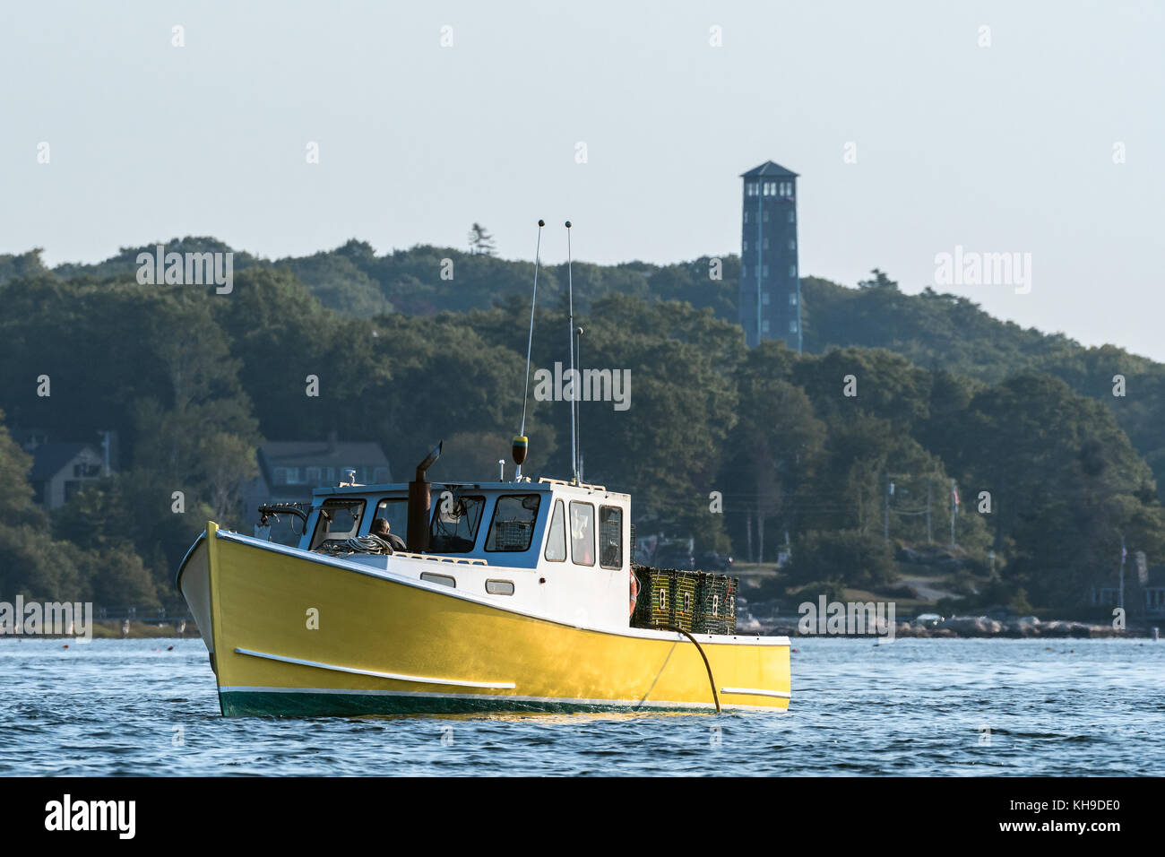 Les hommes de homard au travail sur un beau matin au début de l'automne dans le sud de Bristol, Maine, United States Banque D'Images