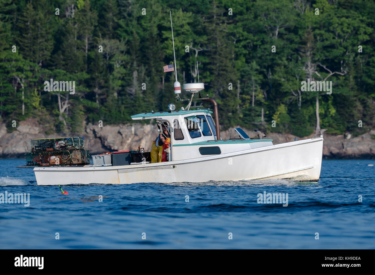 Les hommes de homard au travail sur un beau matin au début de l'automne dans le sud de Bristol, Maine, United States Banque D'Images