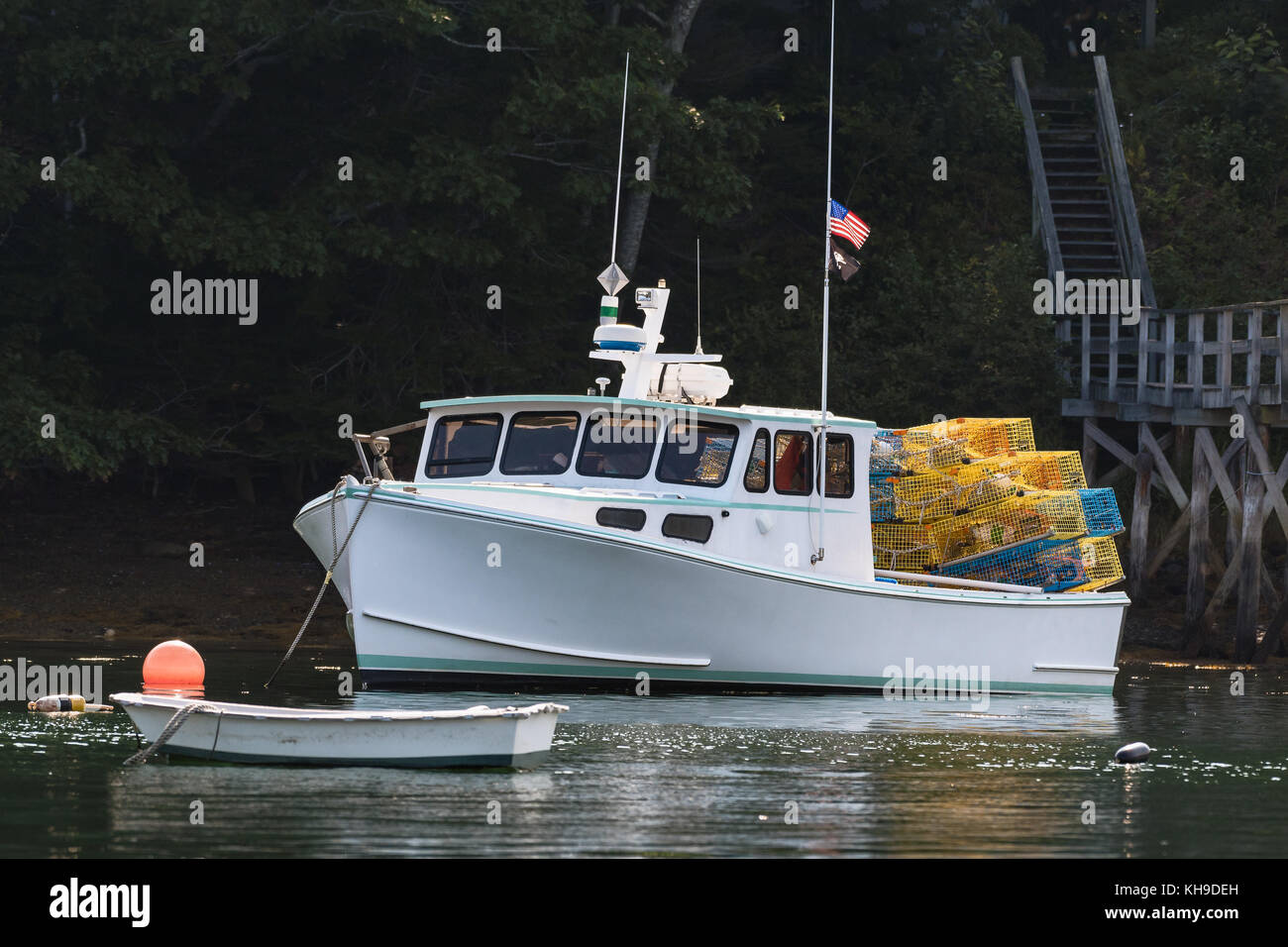 Langoustier amarré au début de l'automne dans le sud de Bristol, Maine, United States Banque D'Images