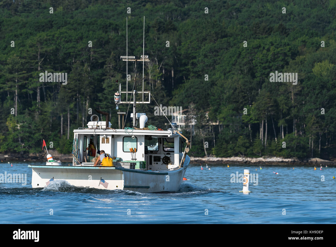 Langoustier tête pour une belle journée de travail dans le sud de Bristol, Maine, United States Banque D'Images