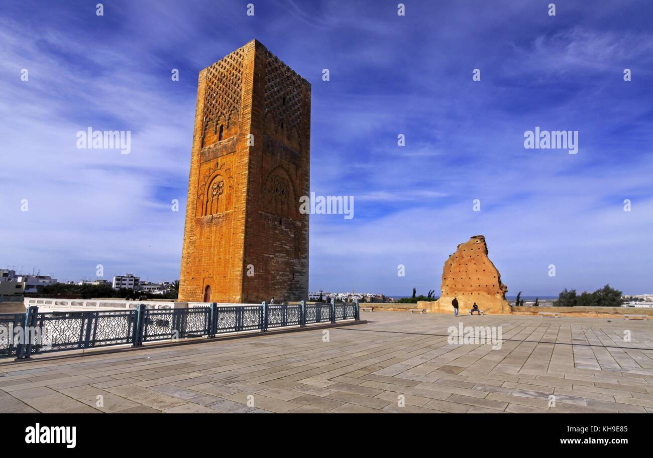 Tour Hassan dans la cour de la mosquée incomplète à Rabat Maroc destiné à être le plus grand minaret au monde Banque D'Images