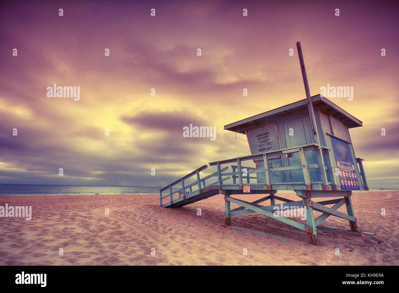 Lifeguard tower avec d'un coucher du soleil à Hermosa Beach, Californie Banque D'Images