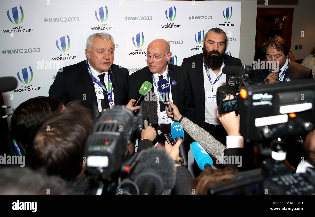 Sébastien Chabal (deuxième à droite), Claude Atcher (à gauche), président de la Fédération française de rugby à XV en 2023, et Bernard Laporte (au centre), président de la Fédération française de rugby à XV, parlent aux médias après que la France ait été nommée syndicat hôte de la coupe du monde de rugby 2023 lors d'une annonce à l'hôtel Royal Garden de Kensington. Banque D'Images