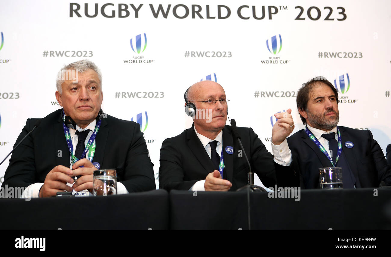 France 2023 Président de candidature Claude Atcher (à gauche), le président de la Fédération française de rugby Bernard Laporte (au centre) et Serge Simon (à droite) lors de l'annonce du syndicat d'accueil de la coupe du monde de rugby 2023 au Royal Garden Hotel, Kensington. Banque D'Images