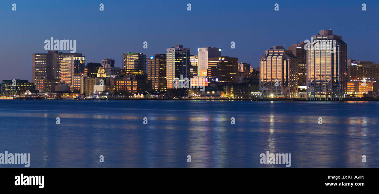 Halifax, Canada - le 28 octobre 2017 : le centre-ville d'Halifax skyline à l'aube. Halifax est la capitale de la province de la Nouvelle-Écosse, au Canada. Banque D'Images