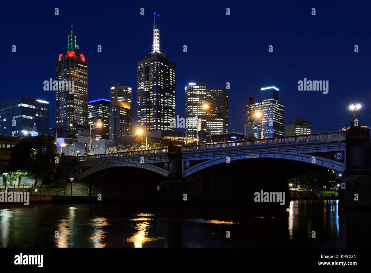 Central Business District (CBD) et de princes bridge sur la rivière Yarra par nuit - Melbourne, Victoria, Australie Banque D'Images