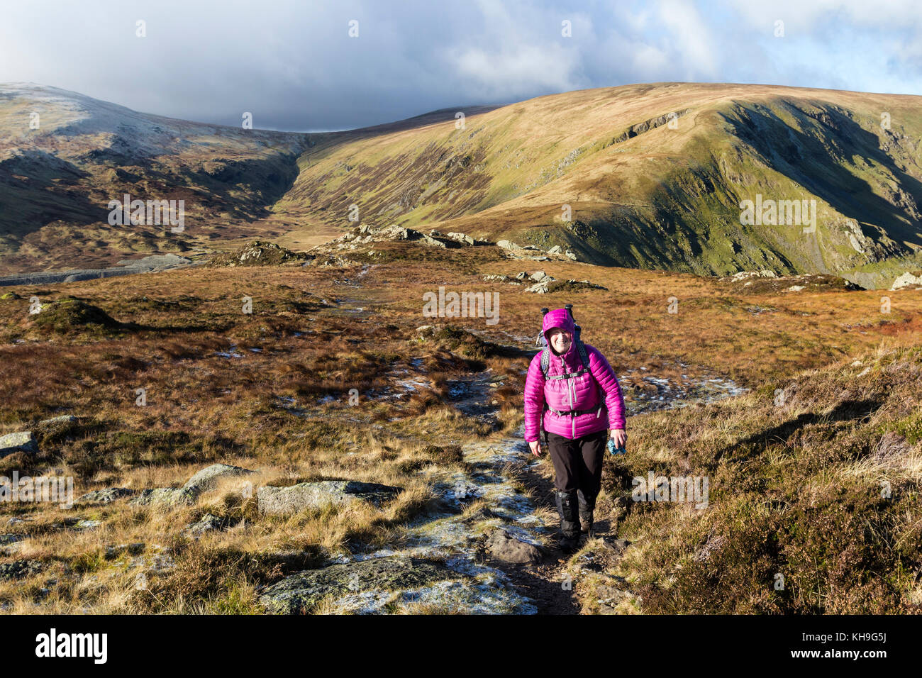 Walker Sheffield ascendant brochets avec les montagnes de montée (L), pierres blanches (R) derrière, Lake District, Cumbria UK. Banque D'Images