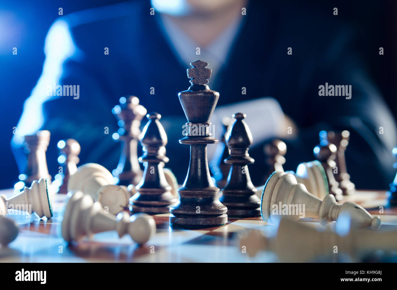 La stratégie de l'entreprise financière d'échecs concept. Chef d'équipe holding chess piece. Banque D'Images