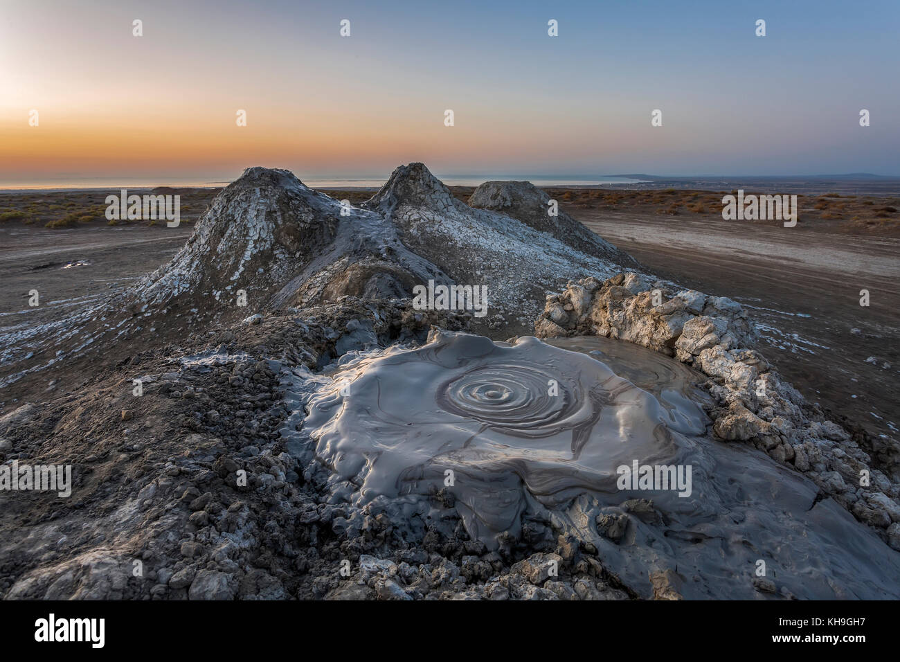 Volcans de boue avec cracked earth à Gobustan désert en Azerbaïdjan Banque D'Images