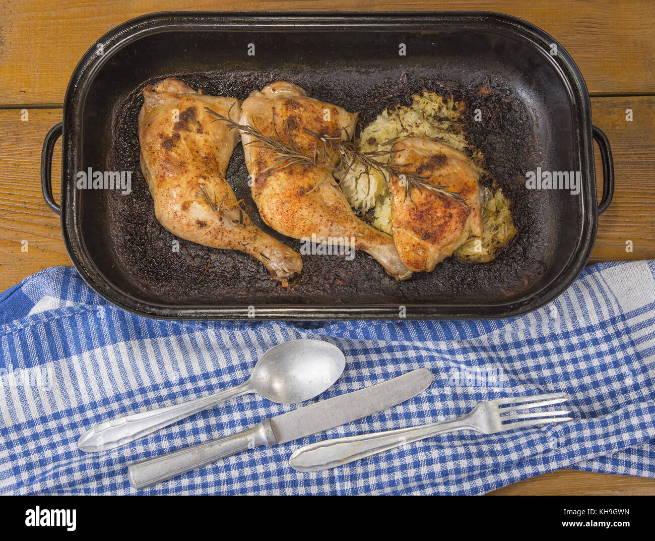 Cuisses de poulet rôties à la poêle sortir du four. Banque D'Images