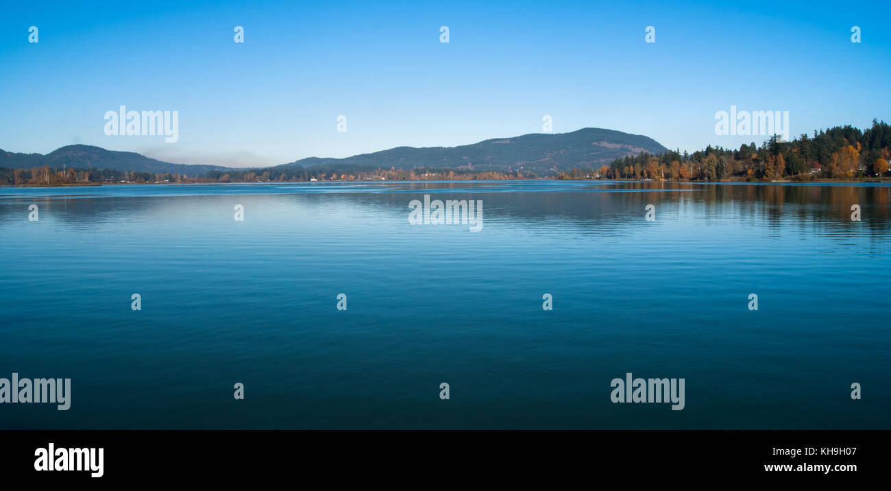 Vue panoramique du lac de quamichen dans la vallée de Cowichan, sur l'île de Vancouver sur un ciel sans nuages et le vent encore journée d'octobre. Banque D'Images
