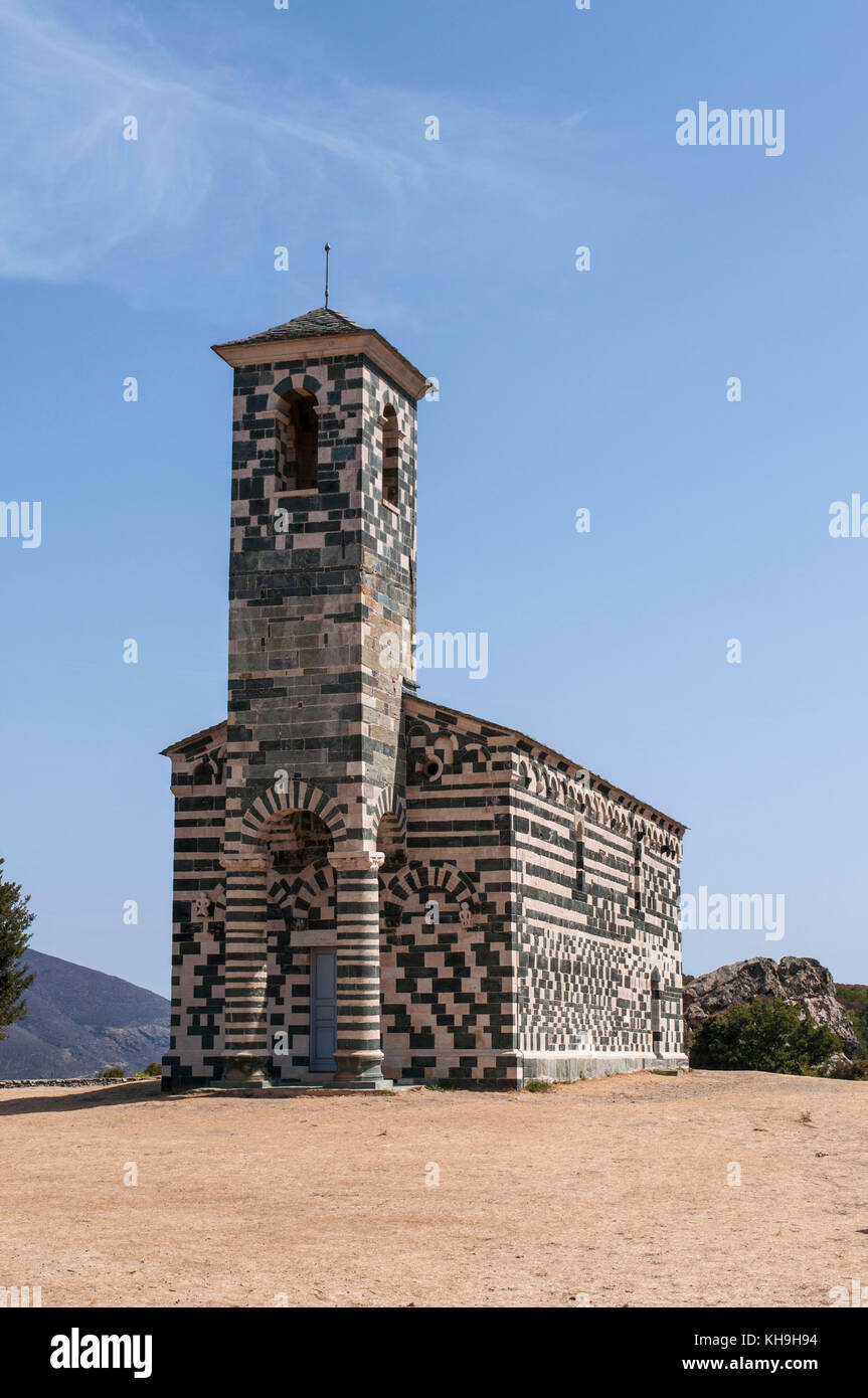 Corse : vue sur l'église de San Michele de Murato, une petite chapelle construite au 12ème siècle en pierres polychromes de style roman pisan et typique Banque D'Images