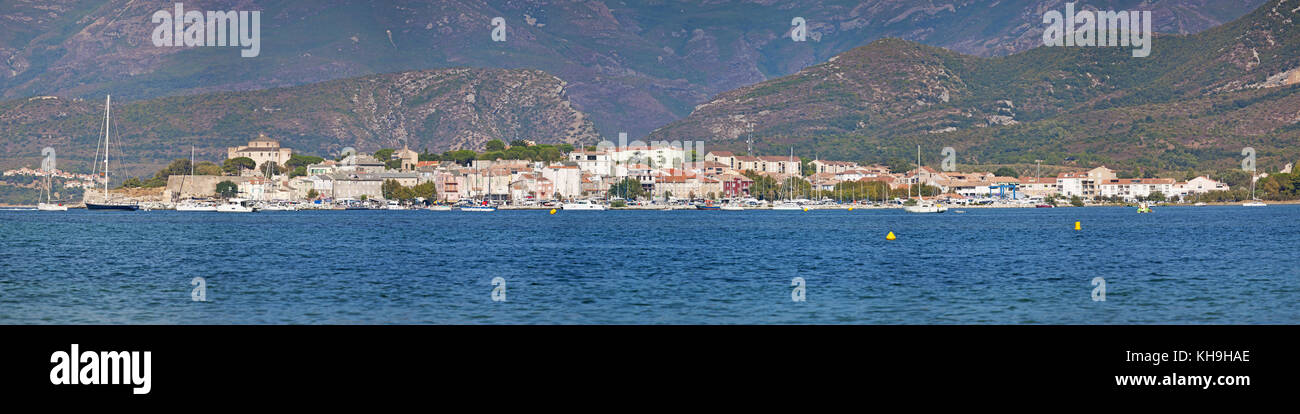 Corse : l'horizon du village de pêcheurs de saint-florent, populaire lieu de vacances d'été vu de la plage plage de la Roya Banque D'Images
