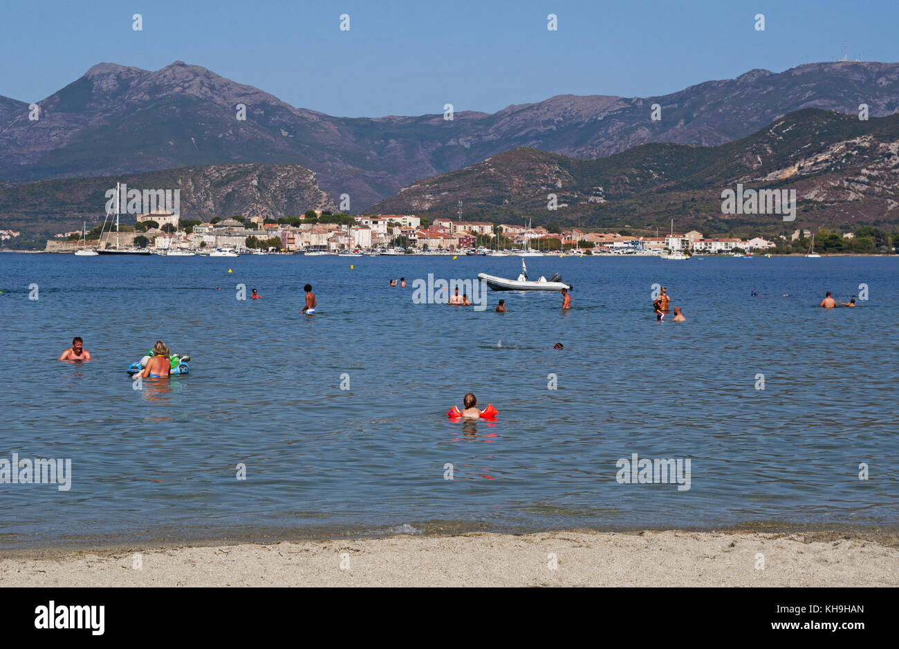 Corse : l'horizon du village de pêcheurs de saint-florent, populaire lieu de vacances d'été vu de la plage plage de la Roya Banque D'Images