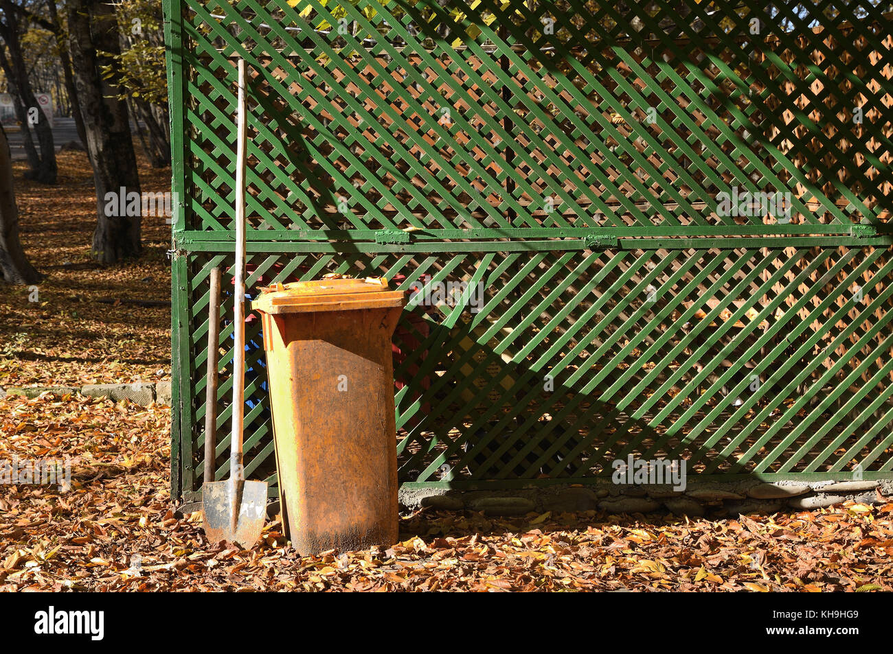 Nettoyage du territoire dans le parc de la ville Banque D'Images