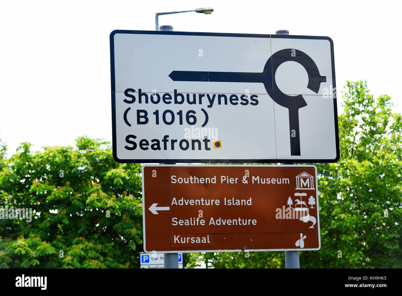 Panneau de signalisation. Southend on Sea, Essex. Rond-point. Shoeburyness B1016 et front de mer. Signe marron. Attractions touristiques. Signes Banque D'Images