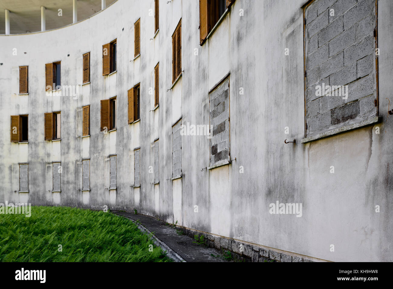 La façade de l'immeuble plein de fenêtres Banque D'Images