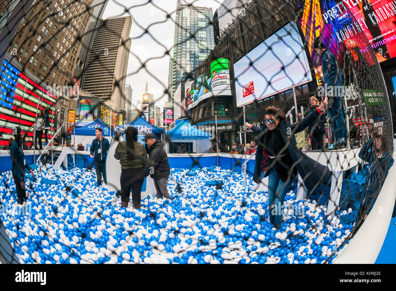 Les visiteurs de Times Square à New York le mardi, novembre 14, 2017 participer à un événement de marque citibank les impliquant de sauter dans une piscine à balles pour tenter de gagner des prix. (© richard b. levine) Banque D'Images