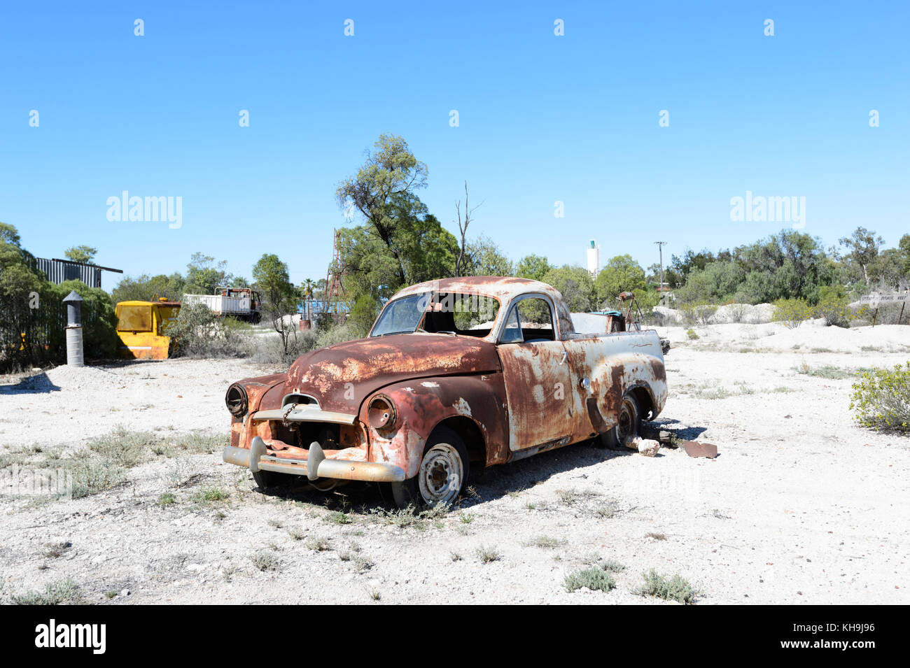 Vieux camion rouillé vu dans le champs de l'opale à Lightning Ridge, New South Wales, NSW, Australie Banque D'Images