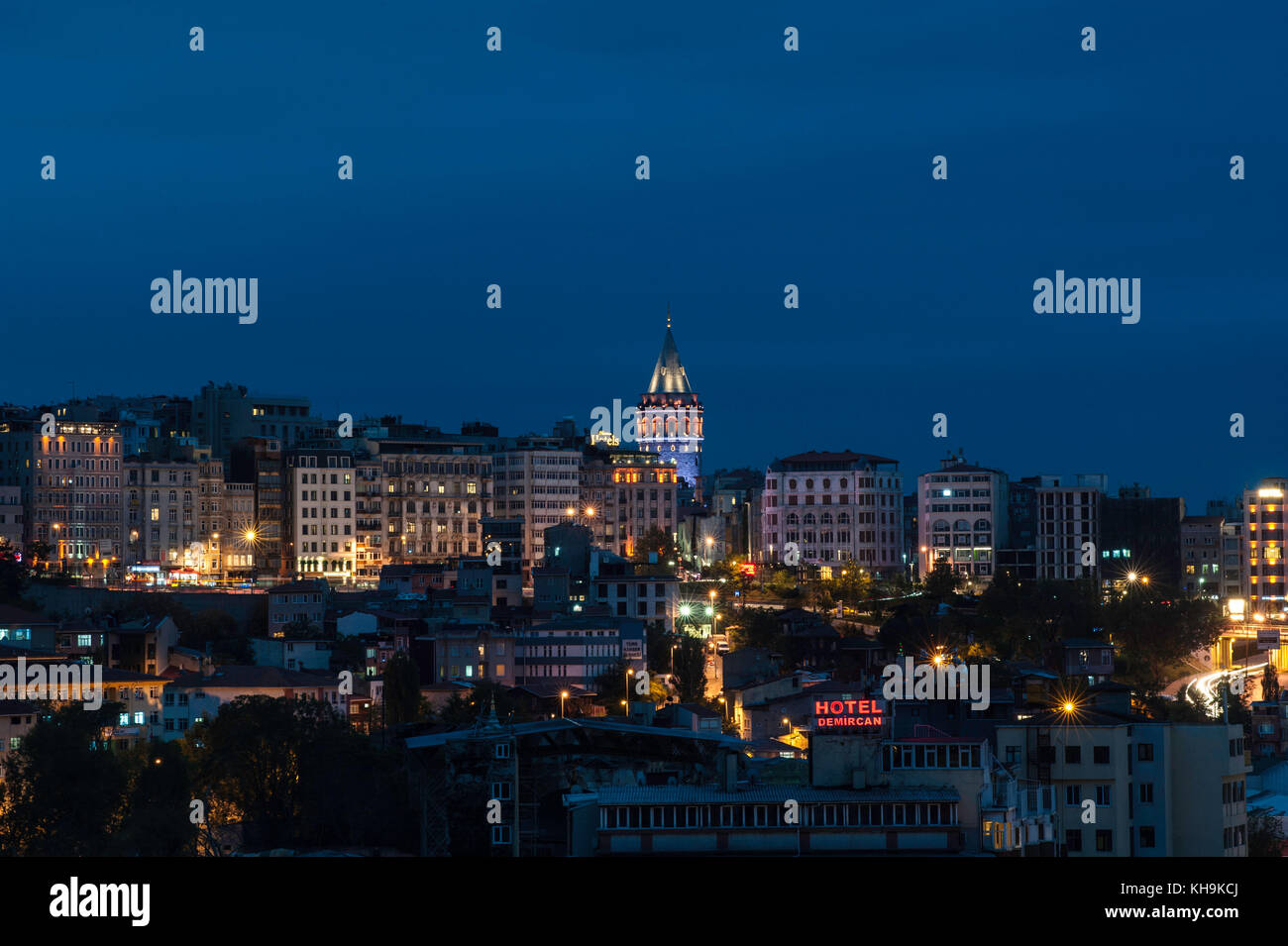 La tour de Galata et Istanbul skyline at night Banque D'Images